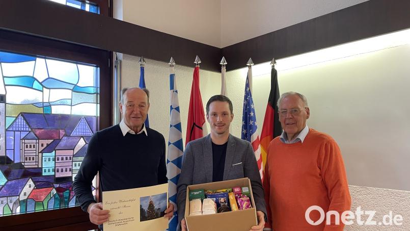 DAGA-Schatzmeister Herbert Meier (links) und Präsident Helmuth Wächter (rechts) bei der symbolischen Überreichung eines DAGA-Geschenkpaketes an dritten Bürgermeister Alexander Schatz. Bild: do