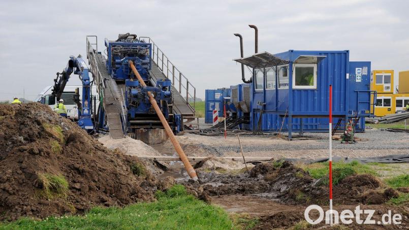 Vorarbeiten für eine geschlossene Querung einer Stromleitung, wie sie im kommenden Jahr auch im Landkreis Schwandorf beginnen sollen. Symbolbild: Tennet/exb