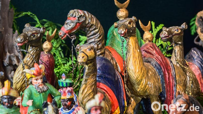 Mittig ein Kamel, das nach Maurus Fuchs geschnitzt worden ist – und mehr ein Pferd mit langem Hals ist. Bild: Thomas Sporrer