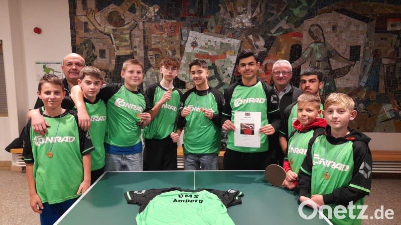 Die Tischtennis-Jungs der Amberger Dreifaltigkeits-Mittelschule beschenkten nicht nur sich selbst, sondern auch ihre Schule mit Rektor Udo Leitz mit dem Titel eines Oberpfalzmeisters (von links): Christian Berze (7a), Dennis Krausch (7a), Lehrer Thomas Gebele, Alexander Ziebert (7a), Dominik Kraus, Arda Kilic, Rus Firas (alle 9a), Rektor Udo Leitz, Alan Duman (9a).
Gleb Maas, Christian Ulrich (7a) Bild: gel