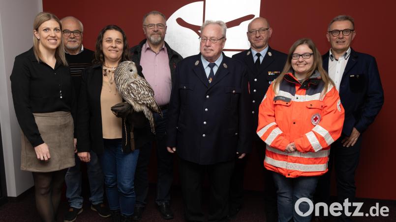 Zum 25. Firmenjubiläum überreichte Versicherungsmakler Siegfried Tretter (rechts) mit Firmennachfolgerin Denise Zier (links) je 500 Euro an Johannes Bradtka und Michaela Domeyer vom VLAB mit Kauzdame &quot;Birke&quot; (von links), Franz Schraml (Förderkreis Steinwaldkirche), Willi Kraus (Feuerwehr Wetzldorf), Wolfgang Gruber (Feuerwehr Erbendorf) und Jasmin Kelch (BRK Erbendorf) . Bild: rw
