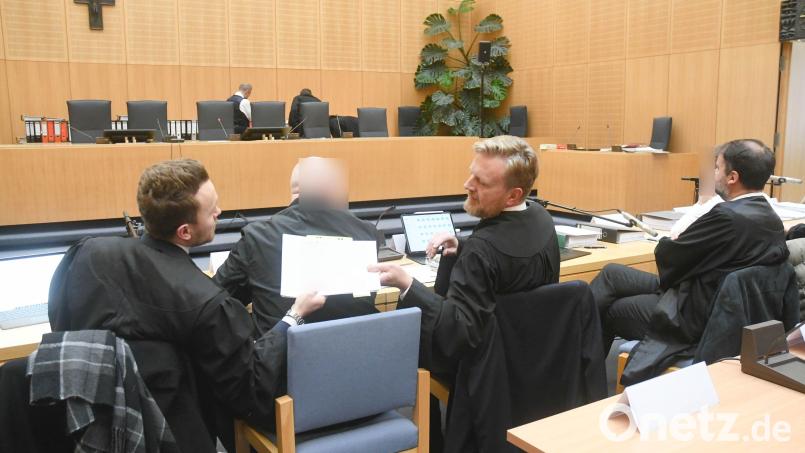 Der angeklagte Türsteher der Shishabar (Zweiter von links) mit seinen Anwälten. Bild: Gabi Schönberger