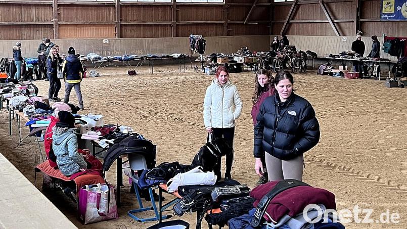 Gut erhaltene Ware von Reitstiefeln und Sätteln, bis hin zu Putzzeug gab es beim Reiterflohmarkt. Bild: R. Kreuzer