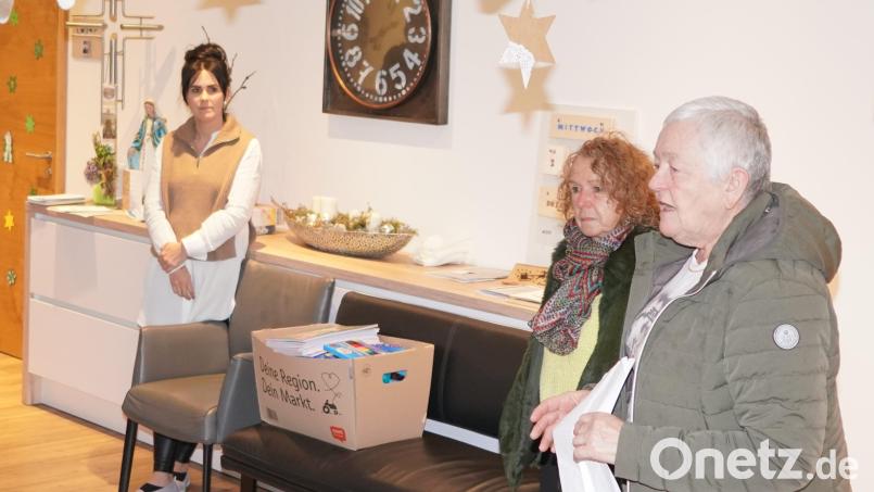 Hedwig Reger (rechts) und Antonia Gruber (Mitte) berichten den Senioren der Tagespflege &quot;Unter`m Fahrenberg&quot;, was mit dem von den Senioren gespendeten Geld und den Waren passiert.
Mit dabei ist Leiterin Melanie Reber (links). Bild: fvo