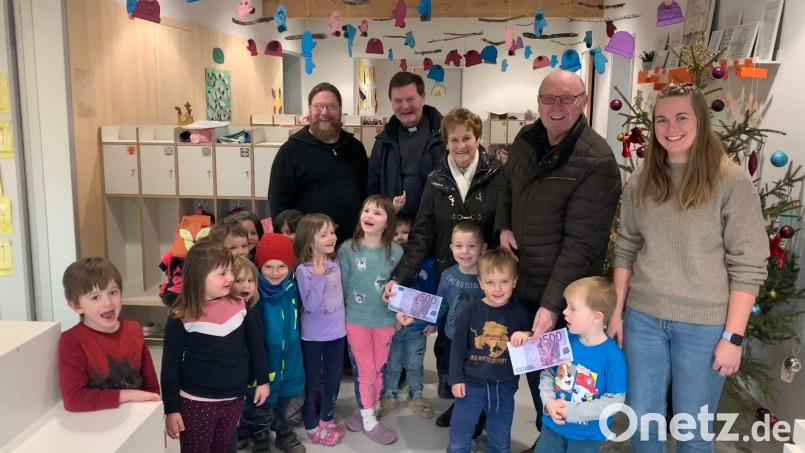 Über den vorweihnachtlichen Geldsegen freuen sich die Kinder und (von links) Diakon Bernd Deyerl, der katholische Pfarrer Hans Zeltsperger, die Sammler Elfriede Steger und Heinrich Hölzl, sowie Kindergarten-Leiterin Theresa Hirschmann. Bild: lei