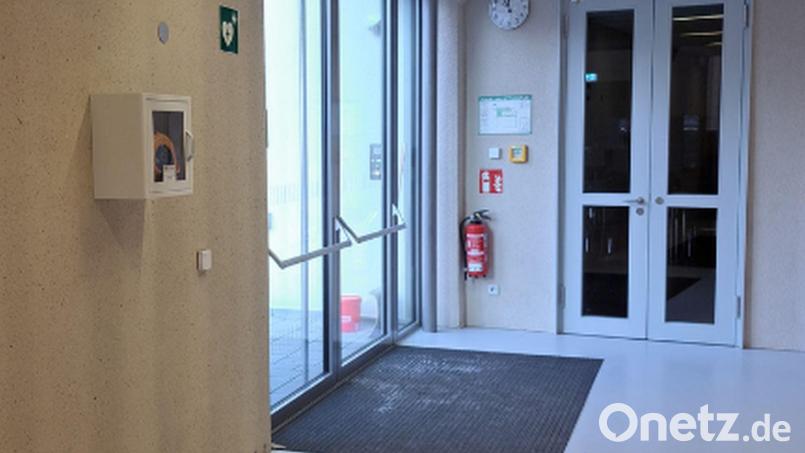 Der Defibrillator in der Stadthalle hat einen neuen Standort. Bild: Stadt Marktredwitz/exb