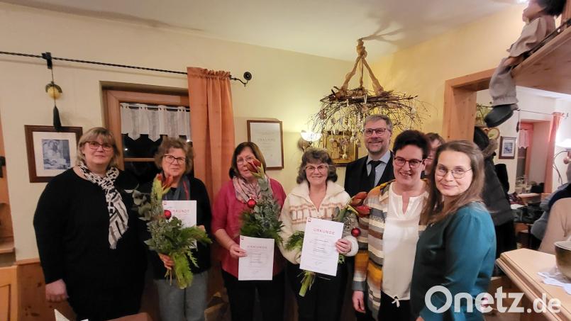 Bei der Weihnachtsfeier des ehrenamtlichen Hospizdienstes gab es auch Ehrungen: Gabi Schicker (von links), Maria Rother, Elke Burger, Christine Maischl, Vorstand Martin Kneidl, Sonja Schnurrer und Susanne Lehner. Bild: Gabi Schicker/exb