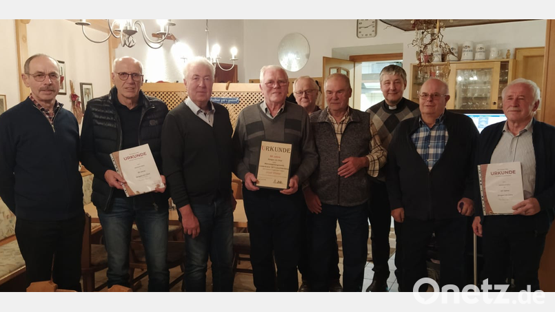 Vorsitzender Josef Varnhold (Dritter von links) ehrt Richard Gilch, Josef Winter, Hans Fuchs (mit Urkunde), Johann Winter, Justin Winter (Fünfter und Sechster von links) und dankt Josef Baier (Zweiter von rechts). Bild: sl