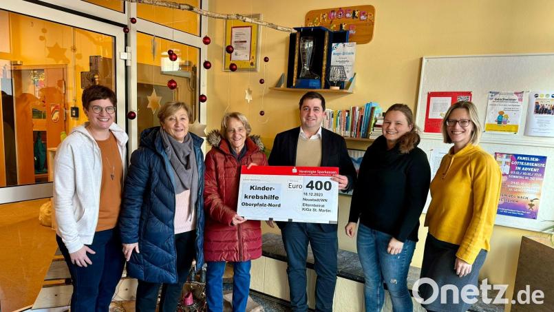 Kita-Leitung Theresa Uhl, Marcus Zimmer, der Vorsitzende des Elternbeirates, Katrin Schell und Michaela Schön überreichen Petra Troppmann und Jutta Harbig (Zweite und Dritte von links) von der Kinderkrebshilfe den Scheck über 400 Euro. (von links nach rechts) Bild: krb