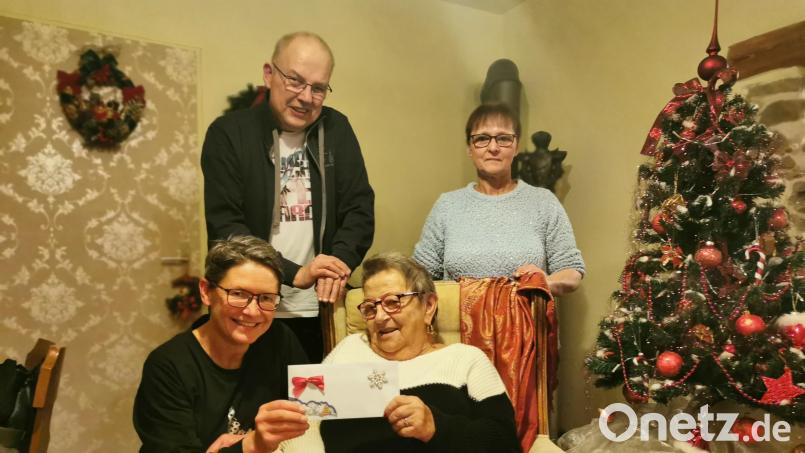 Bei der Weihnachtsfeier des SPD-Ortsvereins übergab Lia Zimmermann (vorne rechts) an Silvia Engel (links) und Marina Gebhard (stehend, zusammen mit Vorsitzendem Hubert Rosner) 150 Euro für das Schulfrühstück, weitere 150 Euro wird Gabi Kohl für den Kinderschutzbund erhalten. Bild: Monika Gerl/exb