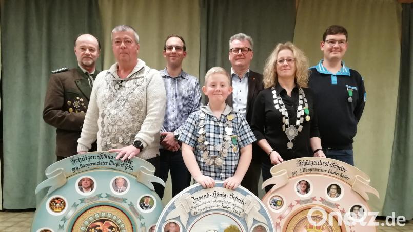 Nach der Siegerehrung: (von links) Gauschützenmeister Werner Wendl, Schützenkönig Josef Schmauser, 1. Schützenmeister Martin Partsch, Jugendkönig Mika Weidinger, Bürgermeister Michael Göth, Liesel Christine Weidinger sowie 2. Schützenmeister und 1. Ritter Markus Rupprecht. Bild: Reinhold Brandl /exb