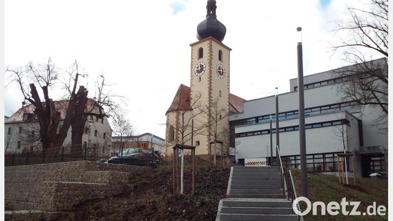 Das Kirchenumfeld war der letzte Abschnitt der Dorfplatzsanierung in Kümmersbruck. Bild: e