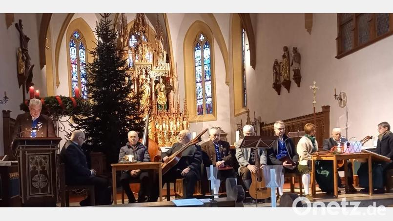 Rund 200 Besucher erlebten in der Hirschauer Stadtpfarrkirche „Muse und G’sang im Advent“ und spendeten Franz Dolles, Uwe Herrmann und Freind, den Ehenfelder Sängern und der Wernberger Stubenmusik (von links) sowie dem Musikzug auf der Empore großen Applaus. Bild: u