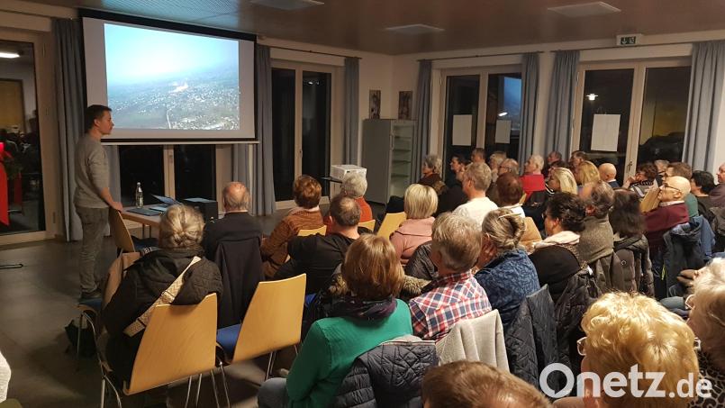 Sehr viel Beifall erhält Jonas Rom bei der Premiere seines Filmes „Ndendule – Eine Mission im Regenwald“. Bild: gi
