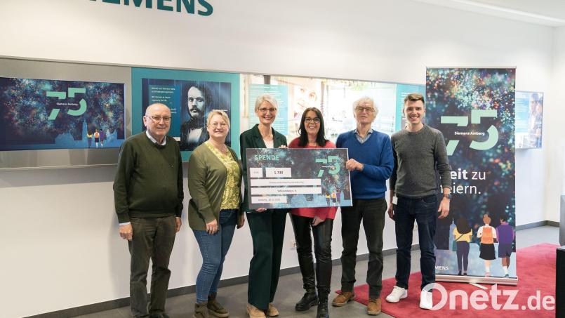 Im Jubiläumsjahr engagierten sich viele Siemens-Mitarbeitende des Standorts Amberg. Sie haben an die Tafel gespendet. Bei der Übergabe waren (von links) Günter Preißl (Schatzmeister Tafel Amberg), Ute Niebler, Ulrike Schön und Irene Pickl vom Siemens Orga-Team, Bernhard Saurenbach (Vorsitzender Tafel) und Samuel Fritz vom Siemens Orga-Team. Bild: Siemens AG/exb