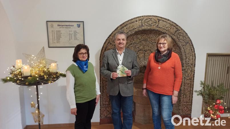 Frauenbundvorsitzende Michaela Schuller (links) und Vorstandsmitglied Anneliese Mittelmeier (rechts) überbringen Rathauschef Andreas Wutzlhofer 250 Euro aus dem Erlös des Glühwein- und Lebkuchenverkaufs beim Patrozinium in der Dorfkirche. Bild: dob