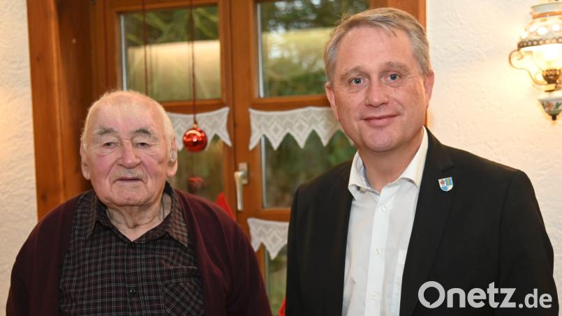 Franz Demleitner (links) feiert 90. Geburtstag, wozu Bürgermeister Hermann Böhm gratuliert. Bild: gf