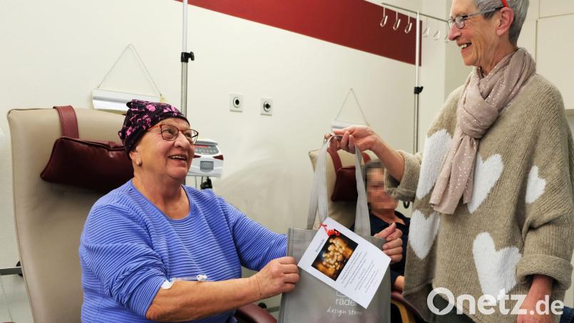 Die Vorsitzende des FFGO, Brigitta Schöner, überrascht eine Patientin mit einem liebevoll gepackten Weihnachtstütchen. Bild: Klinikum/Uschold/exb