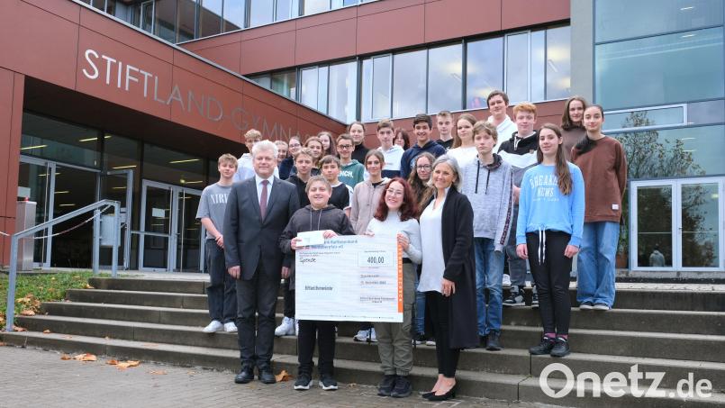 Die Schüler übergaben an Beatrix Kempf, Gründerin und Vorsitzende des Vereins Stiftland-Sternenkinder (vorne, rechts), den Spendenscheck. Bild: Stiftland-Gymnasium/exb