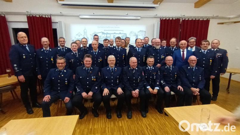 In Zessau bei Trabitz ehrt der Kreisfeuerwehrverband Neustadt/WN im Auftrag der Staatsregierung langjährig aktive Feuerwehrmitglieder aus Pressath, Schwarzenbach und Trabitz. Bild: bjp