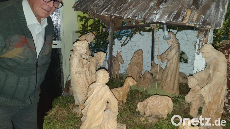 Bis zu 45 Zentimeter hoch sind die Figuren in der geschnitzten Krippe von Christof Daubner. Bild: Lowak