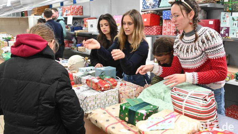 Die jungen Damen des Erasmus-Gymnasiums halfen mit, die von ihrer Schule liebevoll eingewickelten Weihnachtspakete zu verteilen. Bild: gf