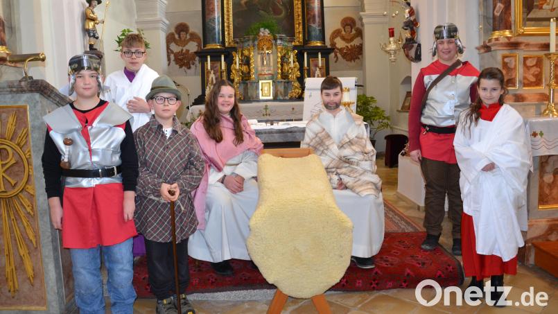 Die Ministranten der Expositur Etzgersrieth führen bereits vor Weihnachten ein Krippenspiel in der Kirche St. Georg unter der Leitung von Jutta Steinhilber auf und ernten viel Beifall. Bild: gi