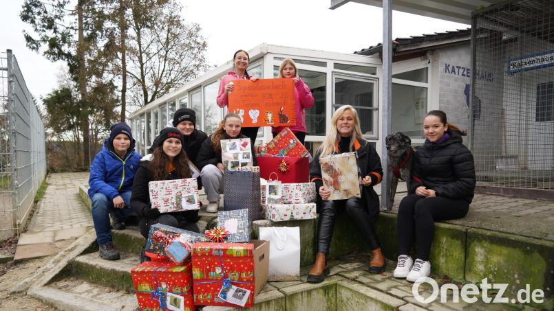 Adrian Scharnagl, Jenny Schlicht, Simon Hoschek, Emily Schreiner, Pia Männer, Schulleiterin Claudia Strobel-Dietrich, Schulhündin &quot;Indra&quot; und Alina Kreuzer (von links) übergaben die Spende an Christina Kreuzer (Vierte von rechts) vom Tierheim Tirschenreuth. Bild: kaz