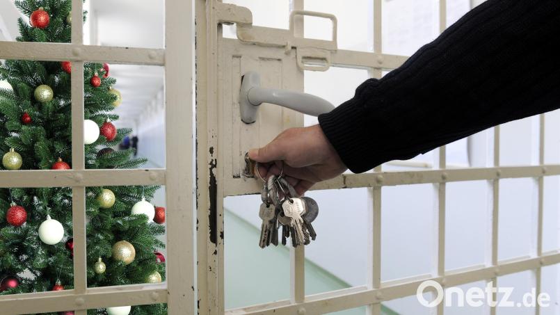 Während außerhalb der Gefängnismauern schon vor dem ersten Advent alles leuchtet, holen die Mitarbeiter in der JVA erst kurz vor Heiligabend den Weihnachtsschmuck heraus. Jede Abteilung ziert dann ein feuerfester Weihnachtsbaum aus Plastik. Bildmontage: Christian Gold; Bilder: Bibiphoto, Atlas/AdobeStock