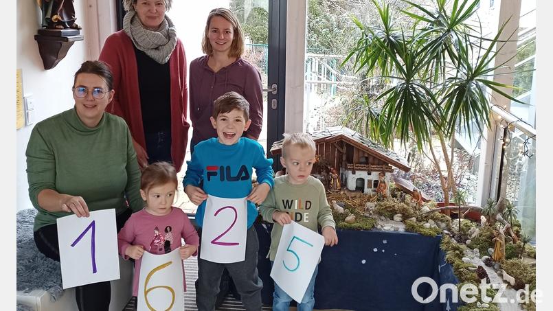 Kinderhausleiterin Monika Zeitler, Elternbeiratssprecherin Ilona König und Julia Malzer (von links) sowie die Kinder Klara, Benno und Toni (vorne, von links) freuten sich über die Spendensumme. Bild: Kinderhaus &quot;Unsere Liebe Frau&quot; Tirschenreuth/exb