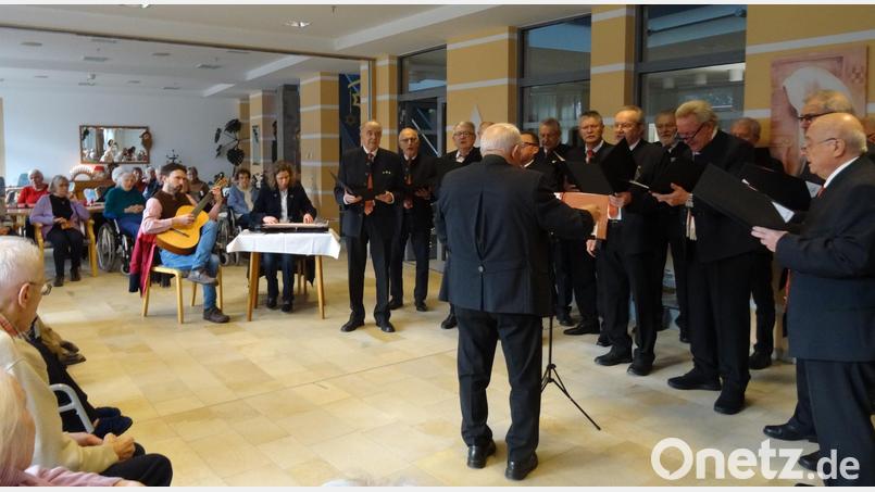 Gern gesehene Gäste im Oberviechtacher Altenheim: Die Sänger des Männerchores. Bild: Michaela Mösbauer/exb
