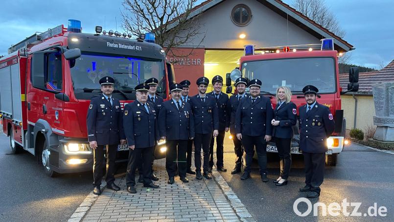 Das neue "Mittlere Löschfahrzeug" (links) ist eingetroffen. Darüber freuen sich (von links) Kreisbandmeister Andreas Brandstätter, Ehrenkreisbrandinspektor Richard Fleck, Kreisbrandinspektor Christian Weinfurtner, Kommandant Georg Bayer, Maschinist Wolfgang Klein, Schriftführer Armin Ebnet, Gerätewart Stefan Wild, stellvertretender Kommandant Florian Ring, stellvertretender Vorsitzender Andreas Bauer, Vorsitzende Rosi Paa und Jugendwart Alexander Vogl. Bild: Feuerwehr Dietersdorf/exb