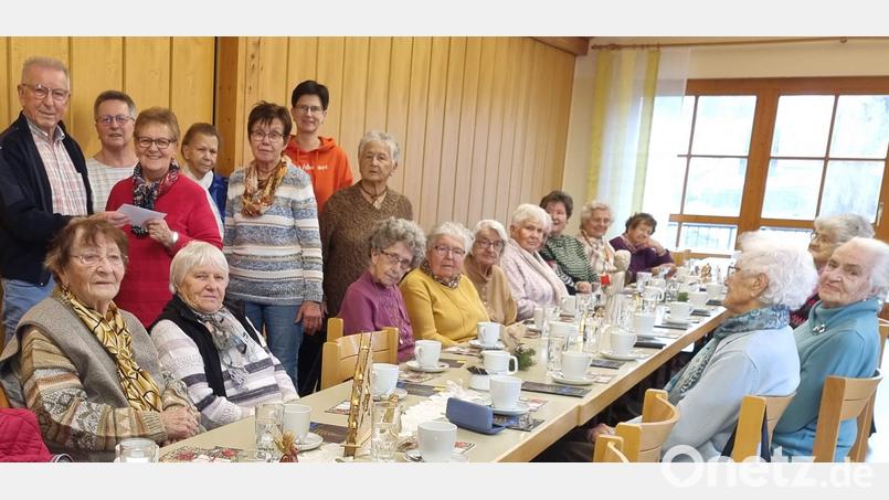 Bei der Jahresabschlussfeier des Seniorentreffs gab es viel Lob für das Leitungsteam und einen 500-Euro-Scheck für die Vereinskasse (von links): Stadtrat Rudi Wild, Marianne Wild, Maria Ott, Renate Ducksch, Anna Regler, Stadträtin Hildegard Gebhardt und Gisela Witt. Bild: u