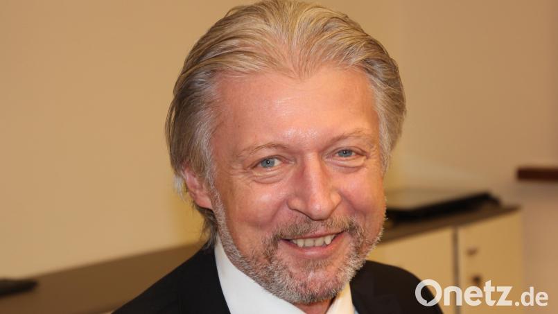 Bürgermeister Lothar Müller freue sich über das Eintreffen des neuen Gemeindebusses. Bild: kro