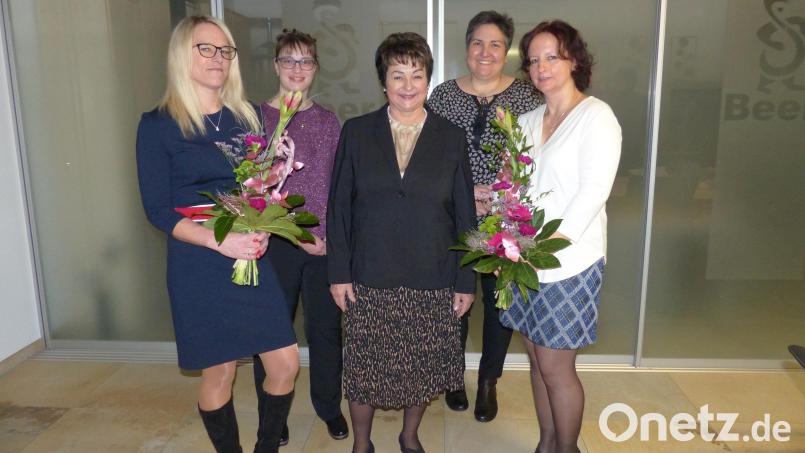 Chefin Helga Beer mit ihren Mitarbeiterinnen. Christina Schnappauf (links) und Kathrin Lammel (rechts) arbeiten seit zehn Jahren in der Kanzlei Beer. Bild: hme