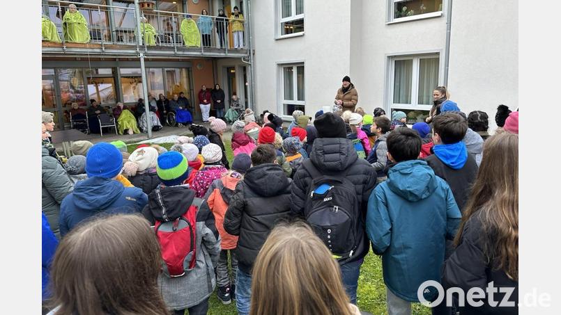 Die Schülerinnen und Schüler der Klassen 1a/b sowie 5 und 6 der Fichtelnaabtal-Grund- und Mittelschule Ebnath-Neusorg besuchten die Bewohner des Senioren-Servicehauses in Neusorg. Bild: jpl/exb