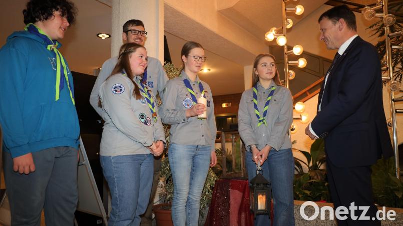 Andreas Klein, Elyssa Heydorn, Fabian Leonhardt, Helena Staeck und Louise Völkl vom VCP übergeben das Friedenslicht an OB Jens Meyer. Bild: Christina Geiger/exb