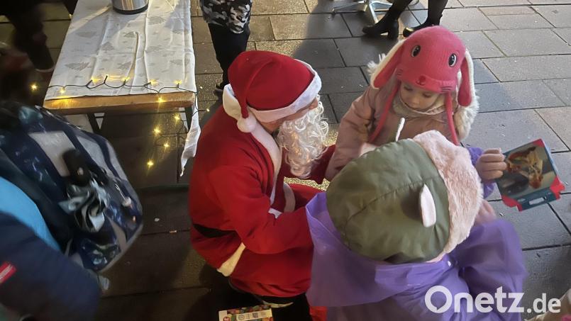 Bei den jüngeren Gästen kam vor allem der Weihnachtsmann gut an. Dank der zahlreichen Spenden hatte er auch für jedes Kind ein passendes Geschenk. Bild: srm