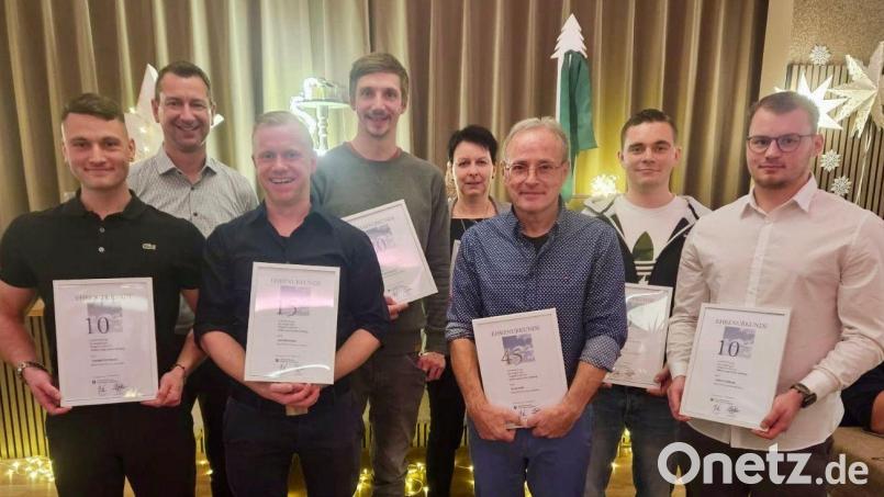 Bei der Ehrung anwesend waren (von links) Thomas Hufnagel, Geschäftsführer Markus Weiß, Alexander Ries, Tobias Staufer, Alexandra Wiesmeth, Peter Dürr, Michael Götz und Tobias Lehmeier. Bild: Martina Weiß/exb
