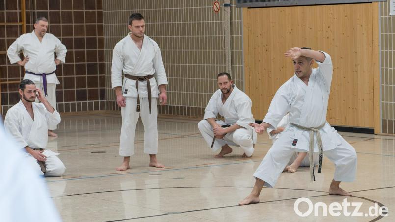 Mohammed Abu Wahib demonstriert in Vohenstrauß verschiedene Karate-Techniken. Bild: Martin Groetsch/exb