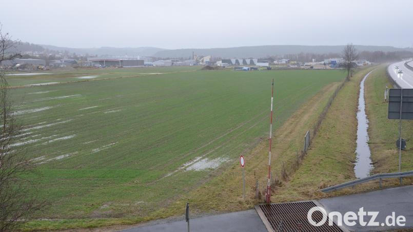 Das Gewerbegebiet &quot;Obere Tratt&quot; soll in einem breiten Streifen mit einer Größe von rund sieben Hektar entlang der A 93 erweitert werden. Die derzeitigen winterlichen Verhältnisse lassen in der freien Natur die Grundstücksgrenze Richtung Osten nicht erkennen. Bild: bey