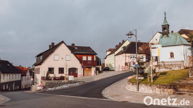Als in 2023 besonders gelungene realisierte Vorhaben nannte Stadtrat Hubert Häring (CFWG) die Modernisierung des Silberbergs (im Bild), der Bischof-Senestrey-Straße, der Philipp-Mühlmayer-Straße und der Bahnhofstraße in Bärnau. Bild: Susanne Forster