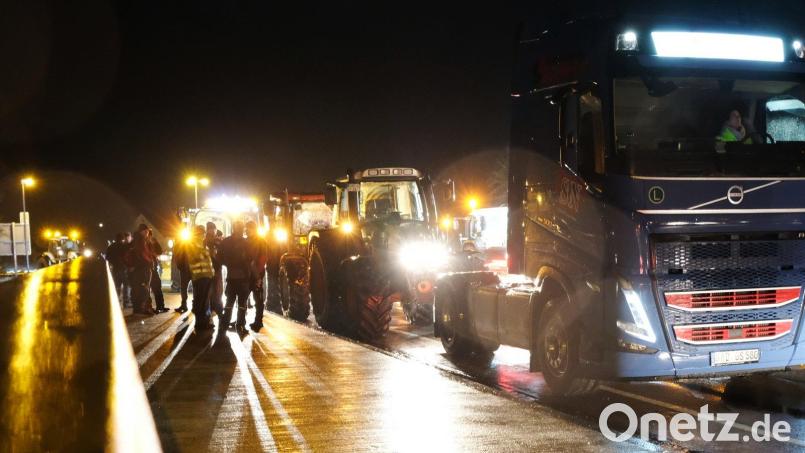 Bauern und Fuhrunternehmer protestieren und blockieren die Ortsdurchfahrt in Schwarzenfeld. Bild: mab