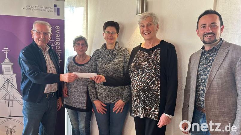 Zur Unterstützung der Arbeit des evangelischen Seniorenkreises übergibt Stadtrat Rudi Wild einen 300-Euro-Scheck der Stadt Hirschau (von links): Stadtrat Rudi Wild, stellvertretende Seniorenkreisleiterin Gabriele Heuberger, Stadträtin Hildegard Gebhardt, Seniorenkreisleiterin Ingrid Schlosser und Pfarrer Stefan R. Fischer. Bild: u
