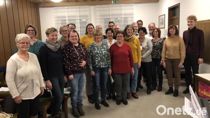 Simon Hofmann (rechts) leitet den Projektchor, der am Heiligen Abend und am zweiten Weihnachtsfeiertag die Gottesdienstbesucher in der katholischen Kirche erfreut. Bild: sei