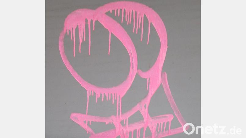 Grafitti-Schmiererei an einem Garagentor in der Tirschenreuther Innenstadt. Die Stadt hat eine Belohnung in Höhe von 500 Euro ausgelobt für Hinweise, die zur Ergreifung des Täters oder der Täter führen. Bild: Stadt Tirschenreuth/exb
