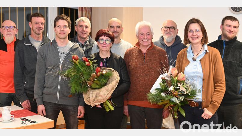 Mitarbeiterehrung bei der Albert Holzner GmbH: Vinzenz Metschl (von links), Armin Gebhardt, Christian Reindl, Karl-Heinz Meckl, Heidrun Scholz, Andre Porembo, Hans Meier, Michael Gräß, Michaela Holzner und Christian Färber. Bild: gf