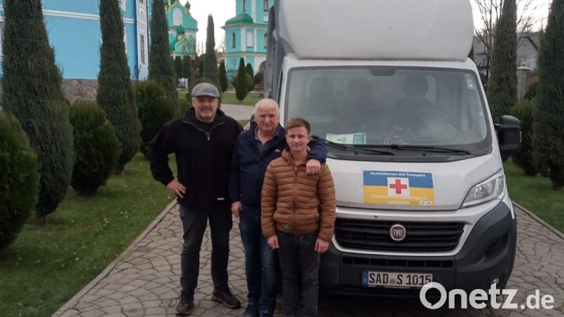 Stefan Segerer und Gerhard Thanner machen auch im Waisenhaus Kramatorsk Station und übergeben Hilfsgüter. Bild: Segerer Logistic/exb