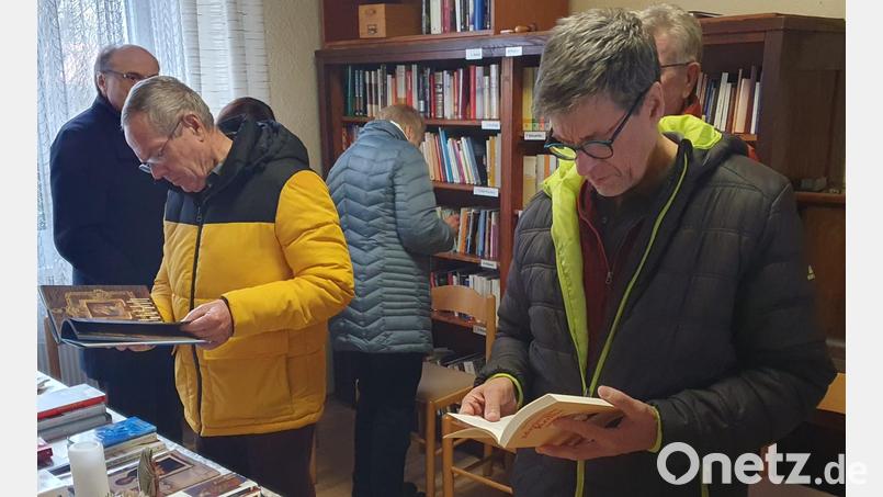Die neue Bibliothek im Kloster St. Felix findet großes Interesse. Zur Eröffnung informierten sich viele Besucher über das Angebot an religiöser Literatur. Bild: mas