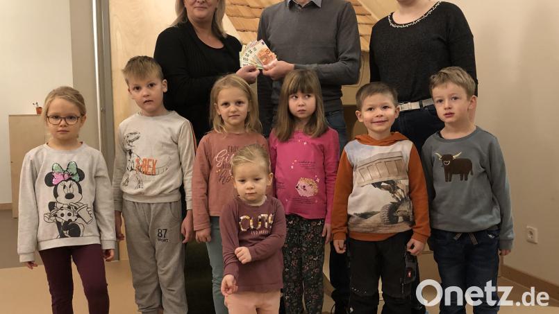 Thomas Prüll übergibt die Spende an Leiterin Sabine Maderer (links hinten). Bild: Sabine Maderer/exb